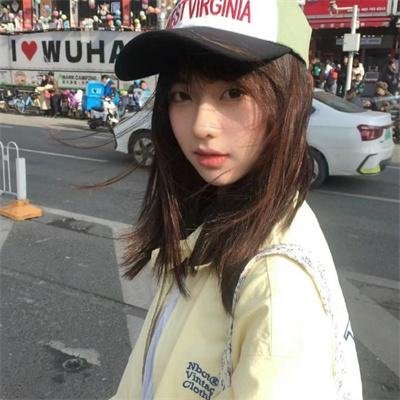 院子里的女人